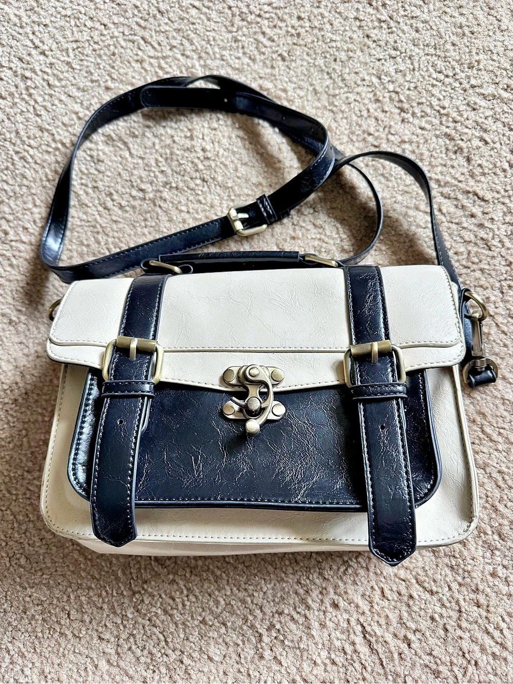 Ecosusi Color Block Shoulder Bag in White & Black